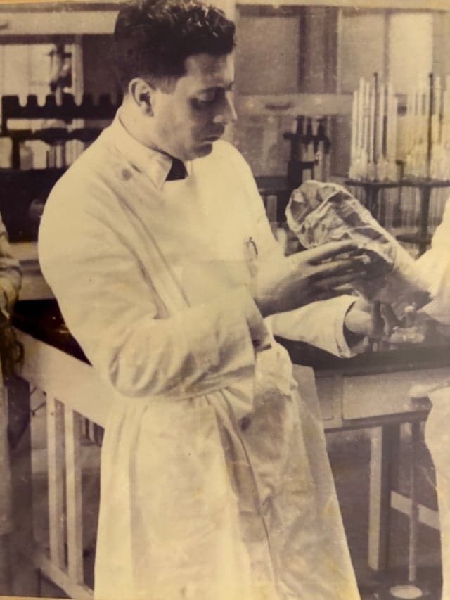 Dr. Mântua — fundador da Farmácia Mântua, 1944